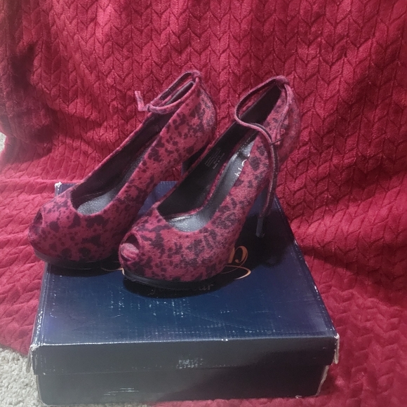 Dereon (Beyonce) Peep-Toe Heels - Picture 3 of 4